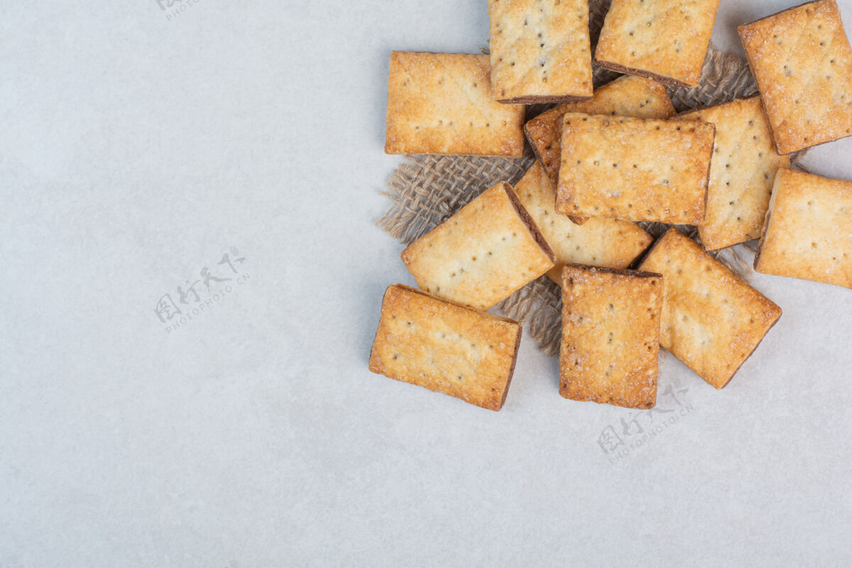 脆白色背景麻布上的美味甜饼干高品质照片美食白面包饼干