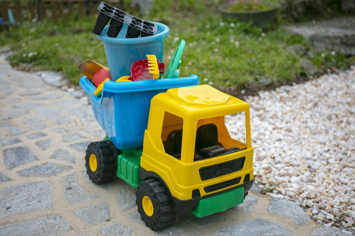 汽车院子里的黄色玩具卡车婴儿塑料玩具