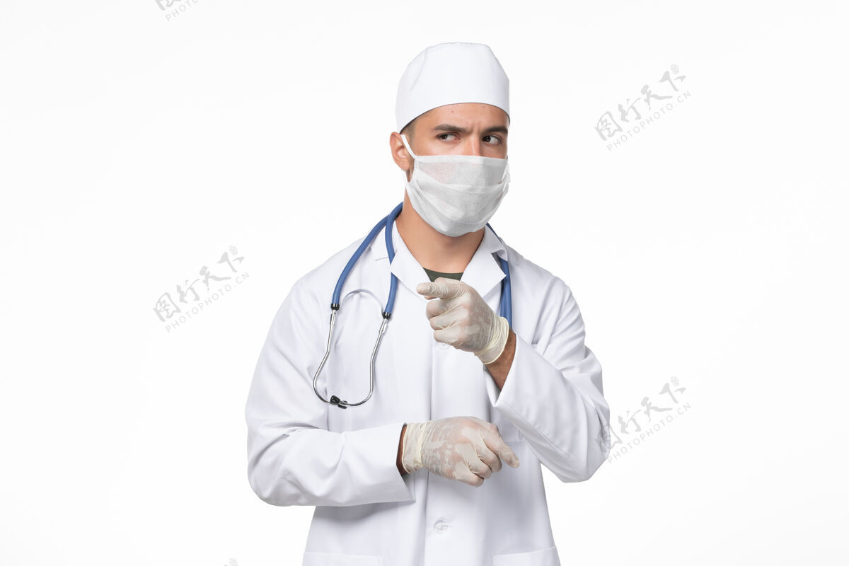 实验室外套正面图：男医生穿着医疗服 戴着口罩 因为柯维德-白光台柯维德-大流行病毒病医生制服专业