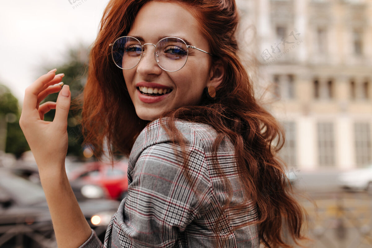眼镜穿格子装戴眼镜的酷女孩微笑着街道单身华丽