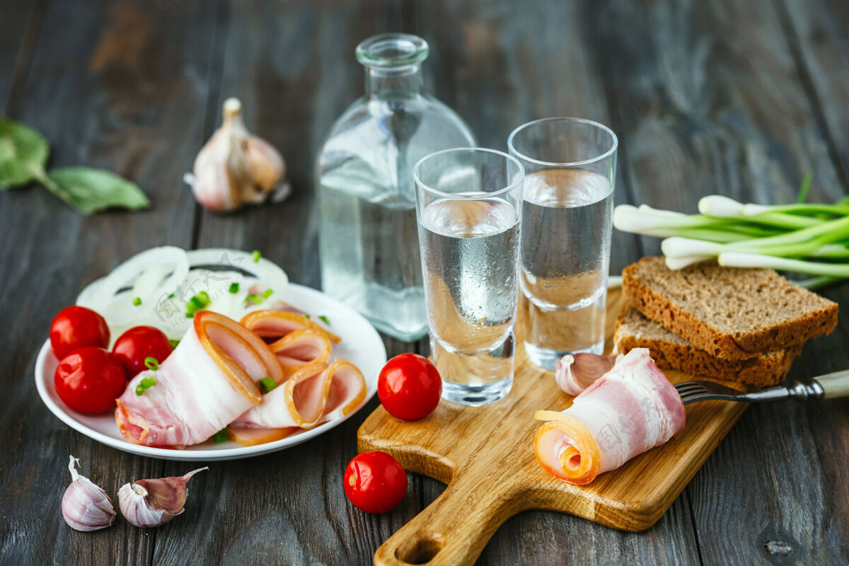 庆祝伏特加加加猪油和葱放在木桌上分享饮料传统