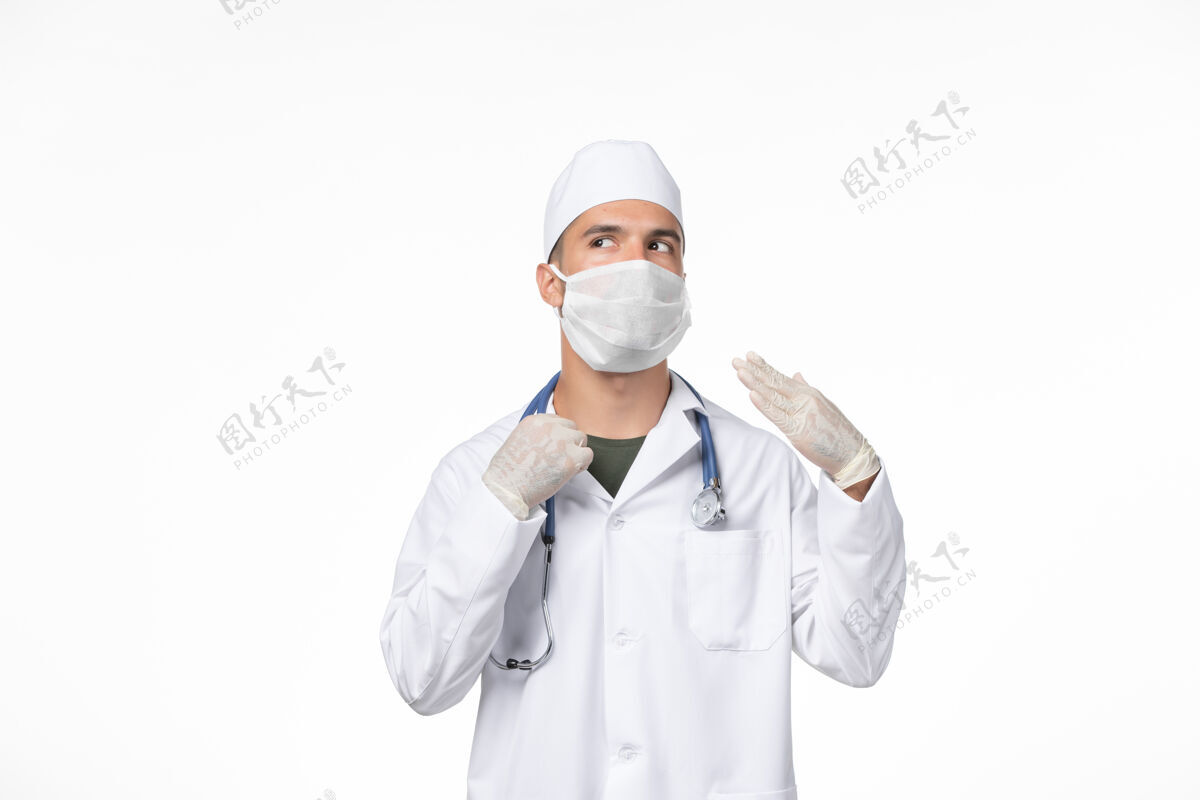 西装正面图：男医生穿着医疗服 戴着防冠状病毒口罩-白墙上的冠状病毒-病毒药大流行医生穿着男人