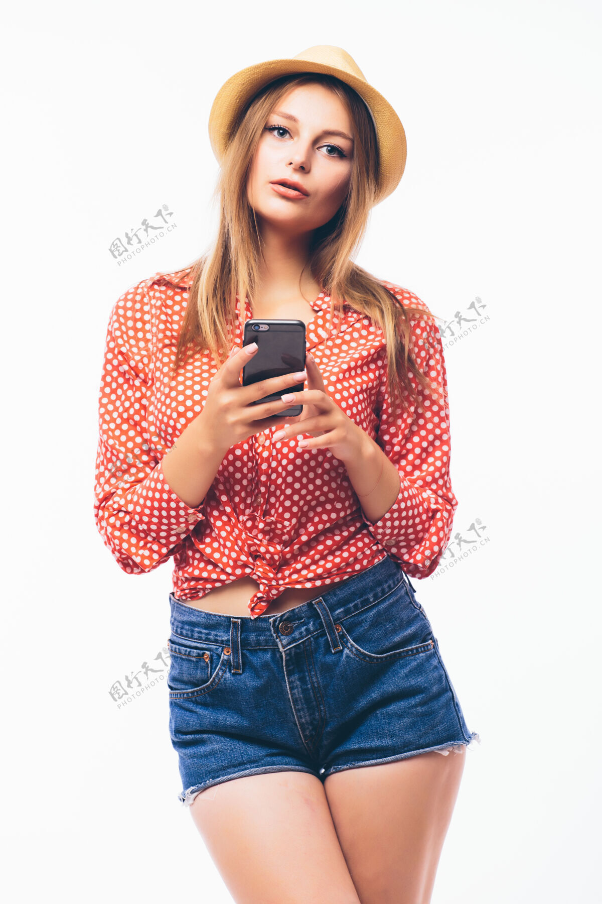 休闲快乐的女人用手机 背景是白色的脸信息女孩