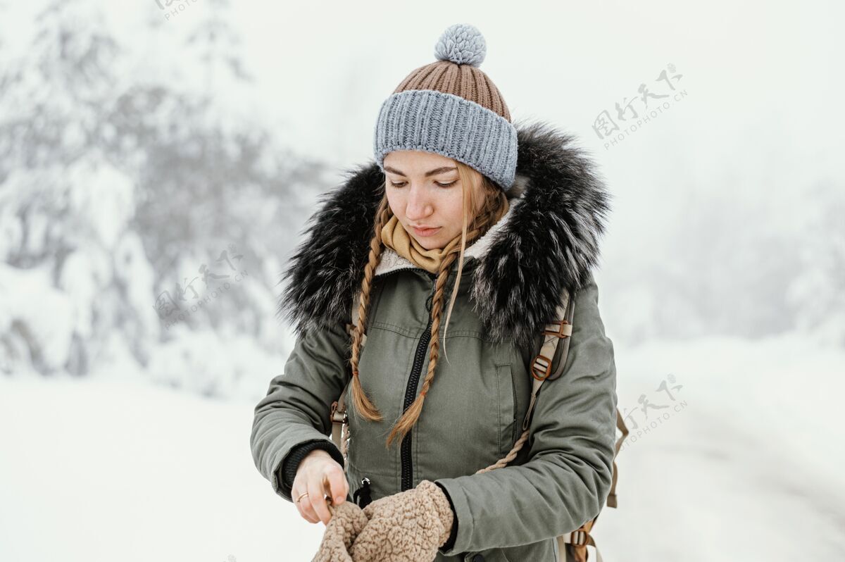 肖像冬日的年轻女子全景雪雪冬