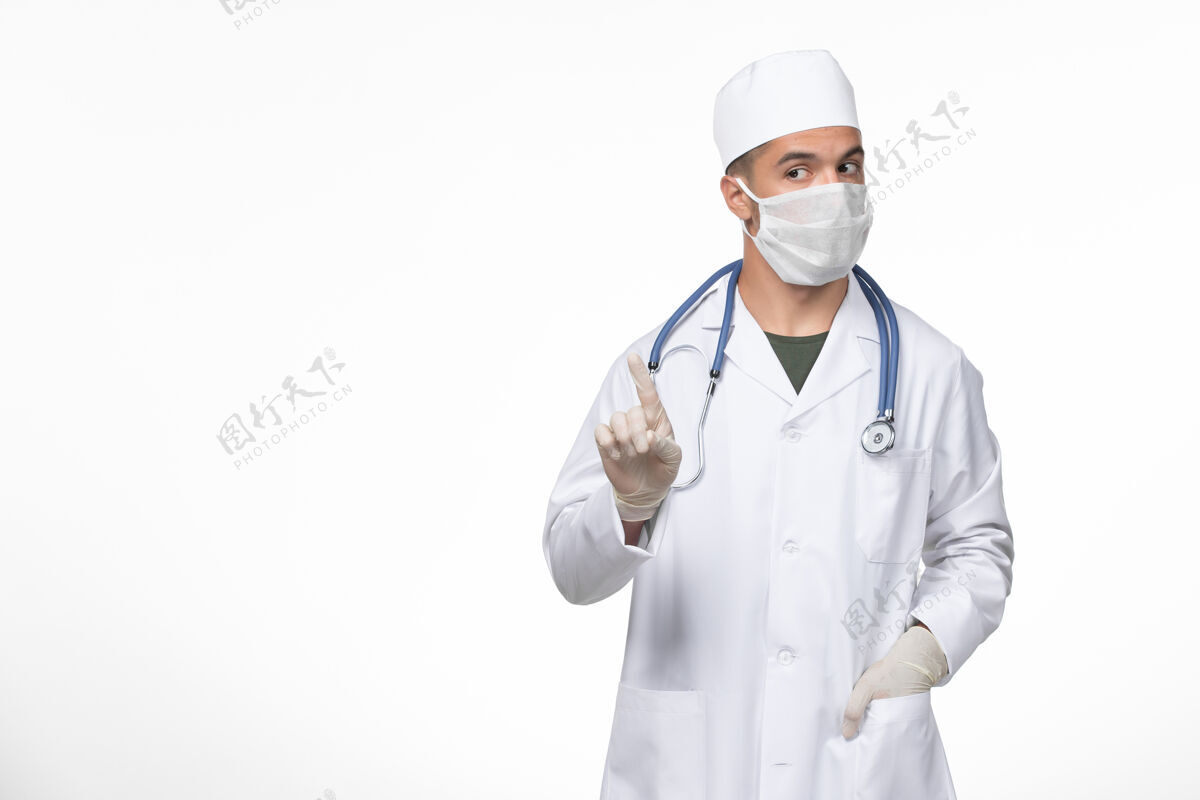 专业正面图：男医生穿着医疗服 戴着防冠状病毒口罩在白色地板上-冠状病毒疾病隔离大流行外套实验室外套对抗