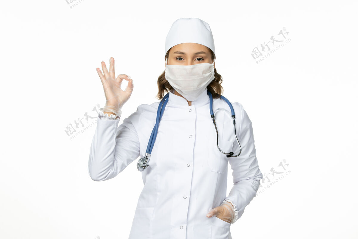 医生正面图女医生穿着白色医疗服 戴着口罩 由于白色地板上有冠状病毒大流行 病毒病隔离冠状病毒穿戴到期疾病