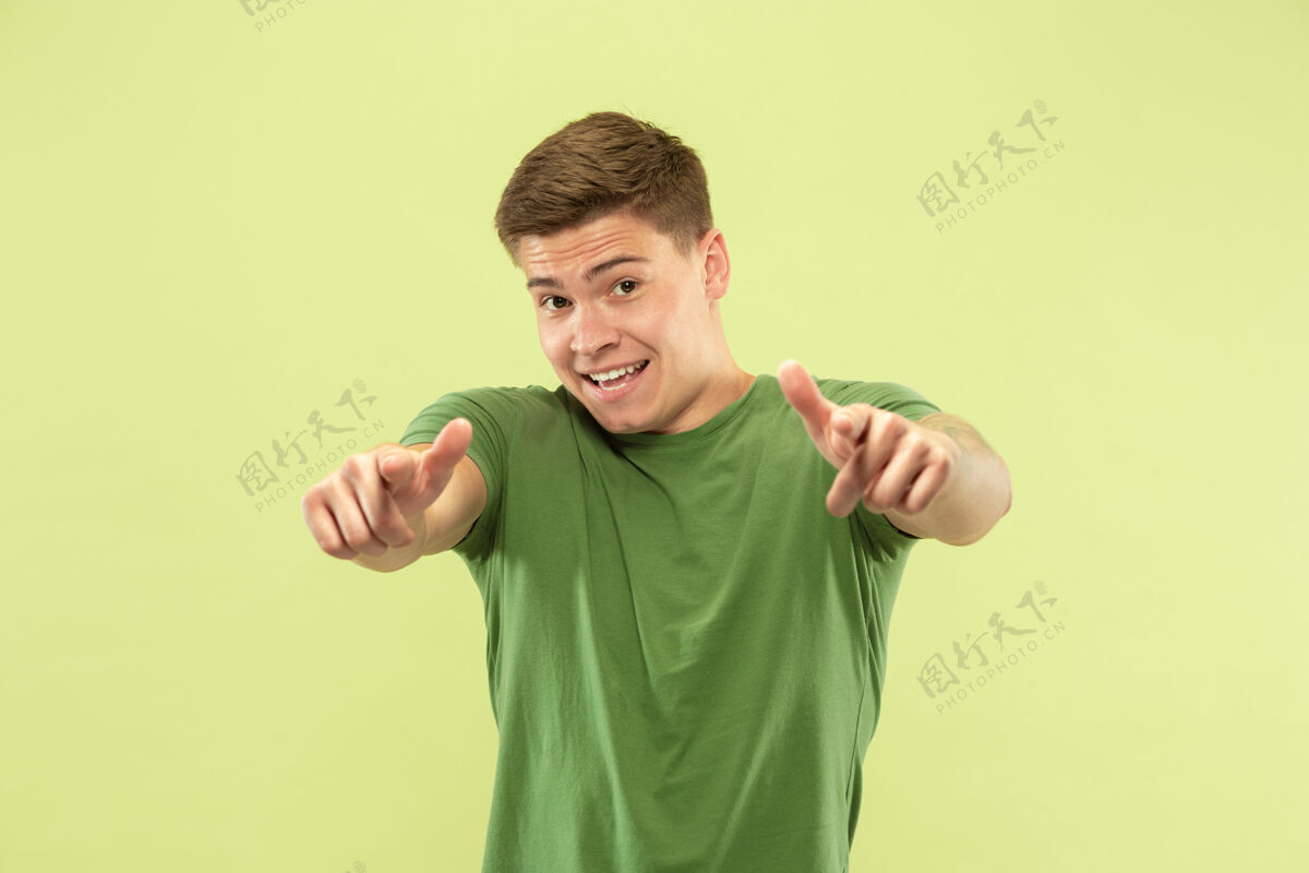 长度绿色摄影棚上白种人年轻人的半身肖像穿着衬衫的漂亮男模表情专业衬衫