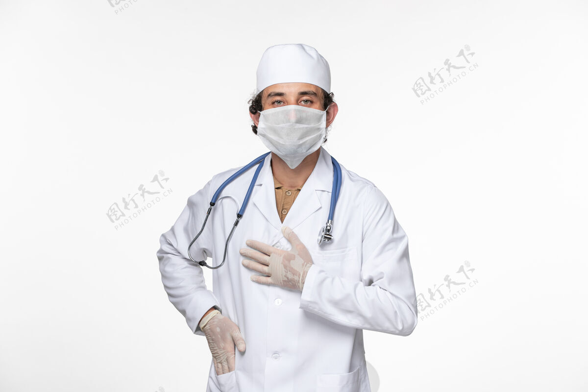 大流行正面图男医生穿着医疗服 戴着无菌口罩 以防白壁病毒上冠状病毒大流行疾病医疗男性正面