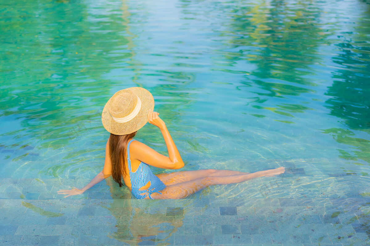 豪华肖像美丽的亚洲年轻女子放松微笑享受休闲围绕游泳池近海边度假海景酒店海滩享受