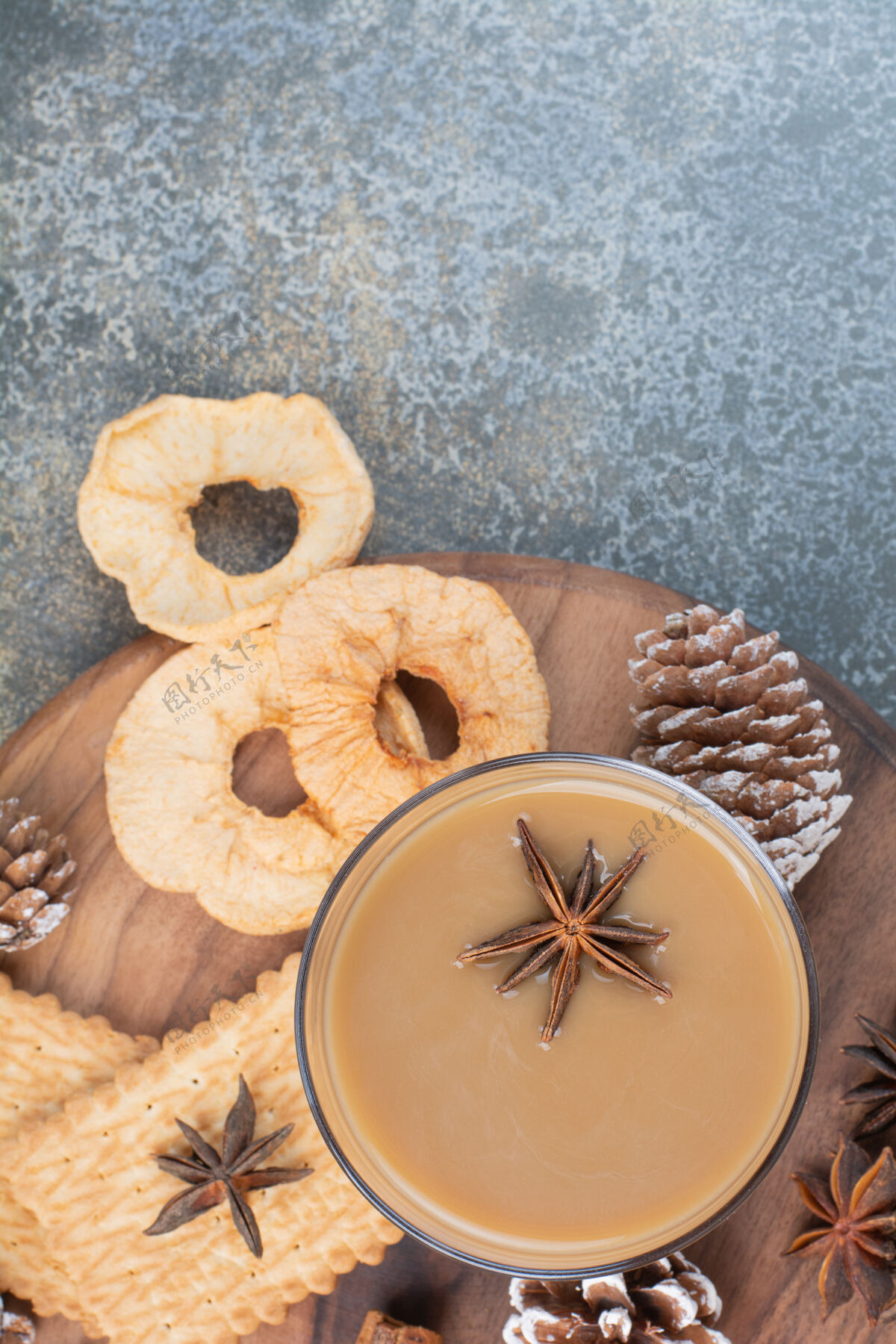 干一杯咖啡 配饼干和松果 放在木盘上高质量的照片马克杯芳香热饼干