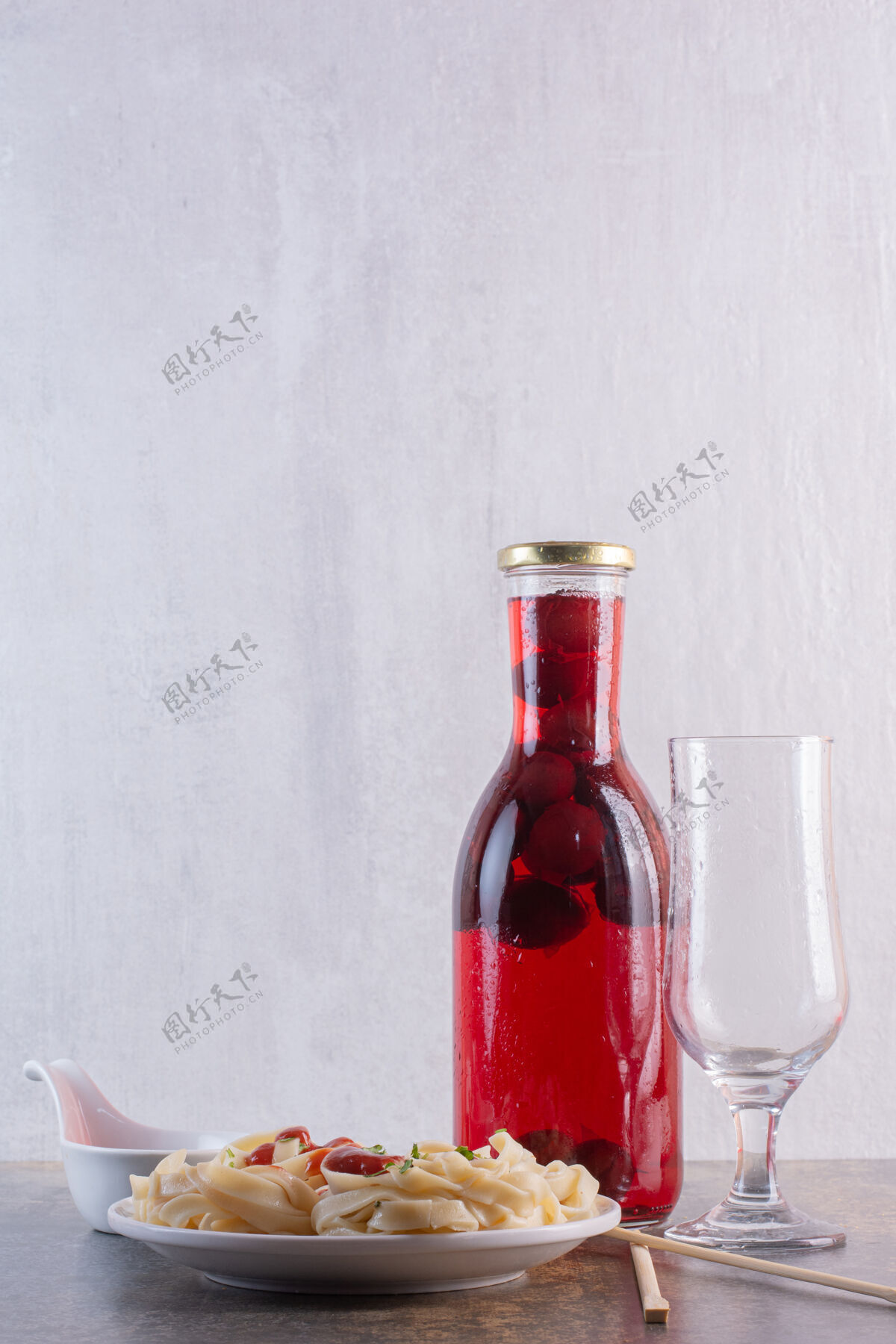 意大利面一瓶红汁 空杯子 白面意大利面水饮料餐
