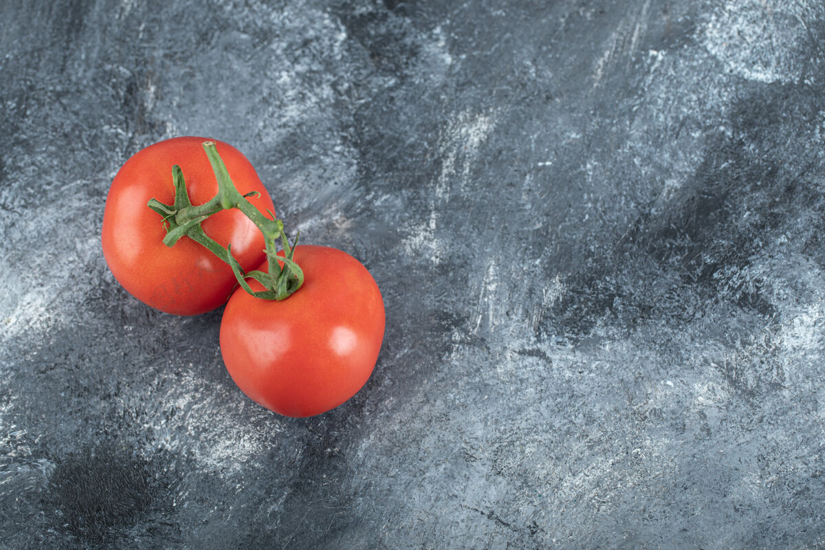 美味一些多汁的西红柿放在灰色的上面蔬菜嫩枝素食