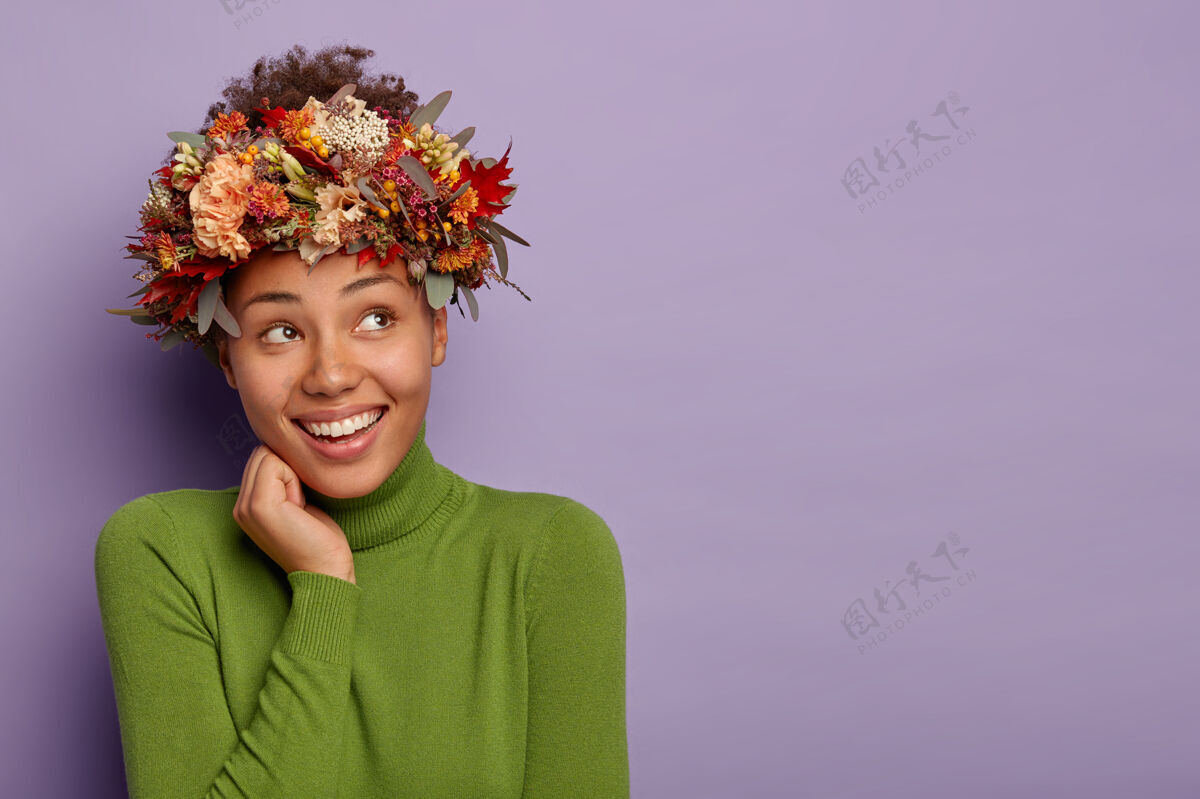 复制空间乐观梦幻女郎的摄影棚镜头聚焦在一旁 摸着脸颊 头上戴着秋天的自然花环女人喜悦空白