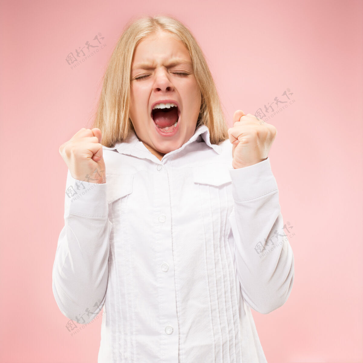 手年轻随意的少女叫喊叫喊哭泣情绪化的少女在粉色空间尖叫女性半身像兴奋时髦女性