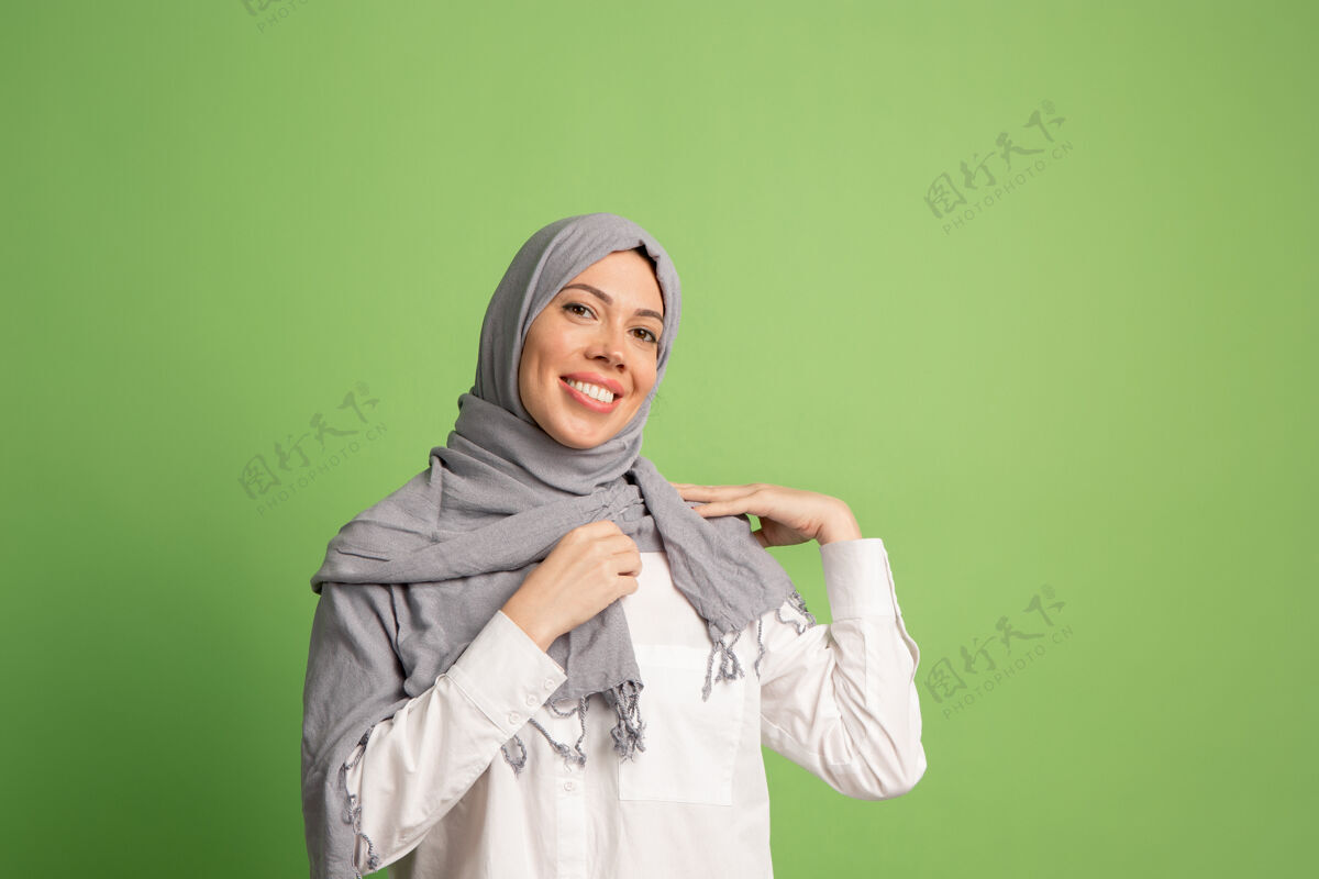 围巾戴头巾的阿拉伯女人快乐吸引力亚洲人女人