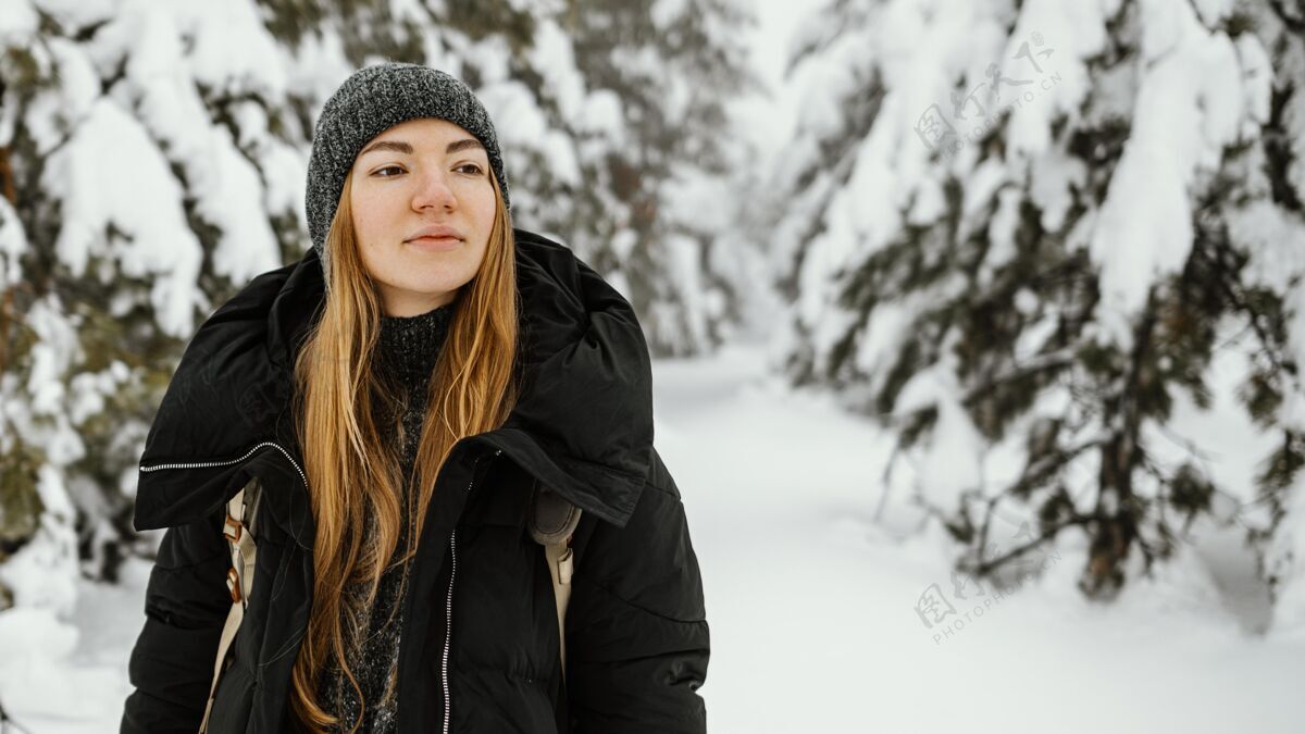 肖像在冬日为年轻女子画像冬天背包女人