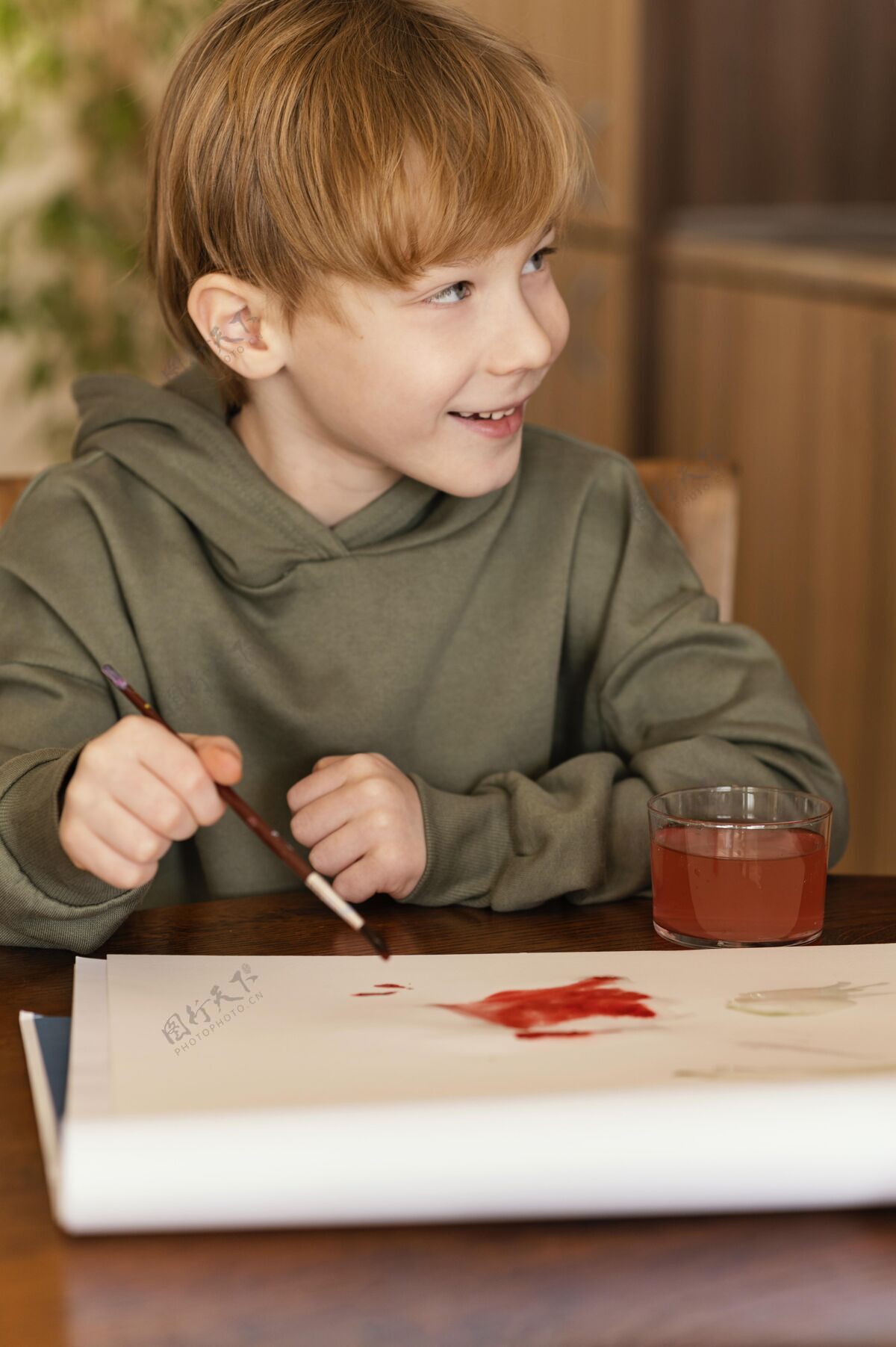 绘画中等镜头笑脸小子与水彩画绘画艺术家儿童