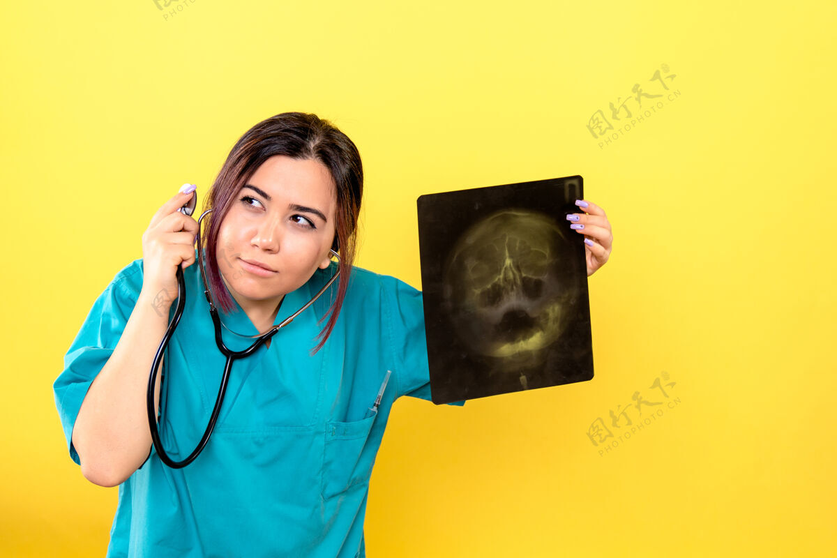 人放射科医生的侧视图多亏了x射线放射科医生可以帮助病人专业快乐帮助