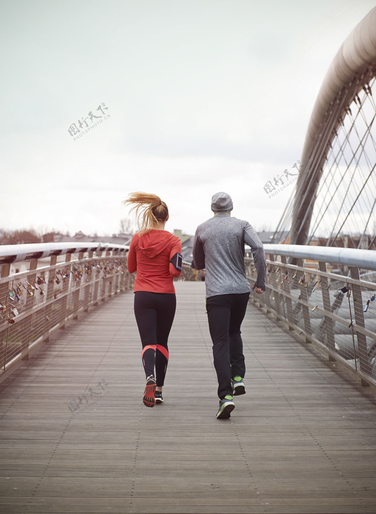 团结跑步是他们的生活方式城市场景速度锻炼