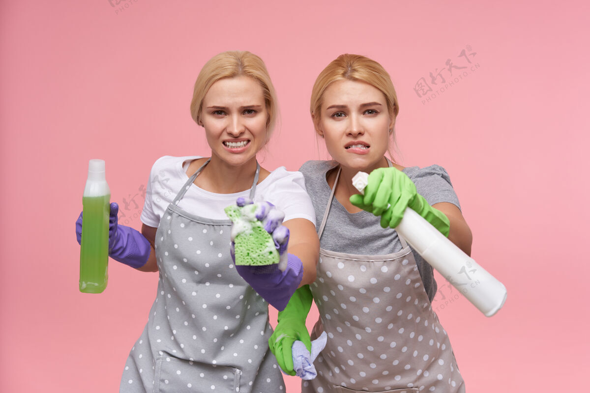 家务年轻的金发可爱的主妇们戴着橡胶手套准备春季大扫除女士波尔卡拼图