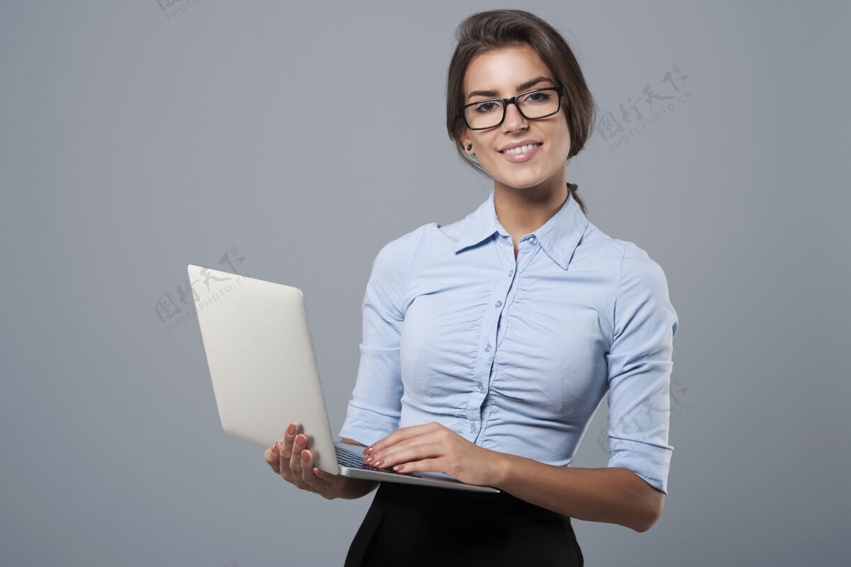 迷人的女性笔记本电脑是我工作的工具女性成人移动