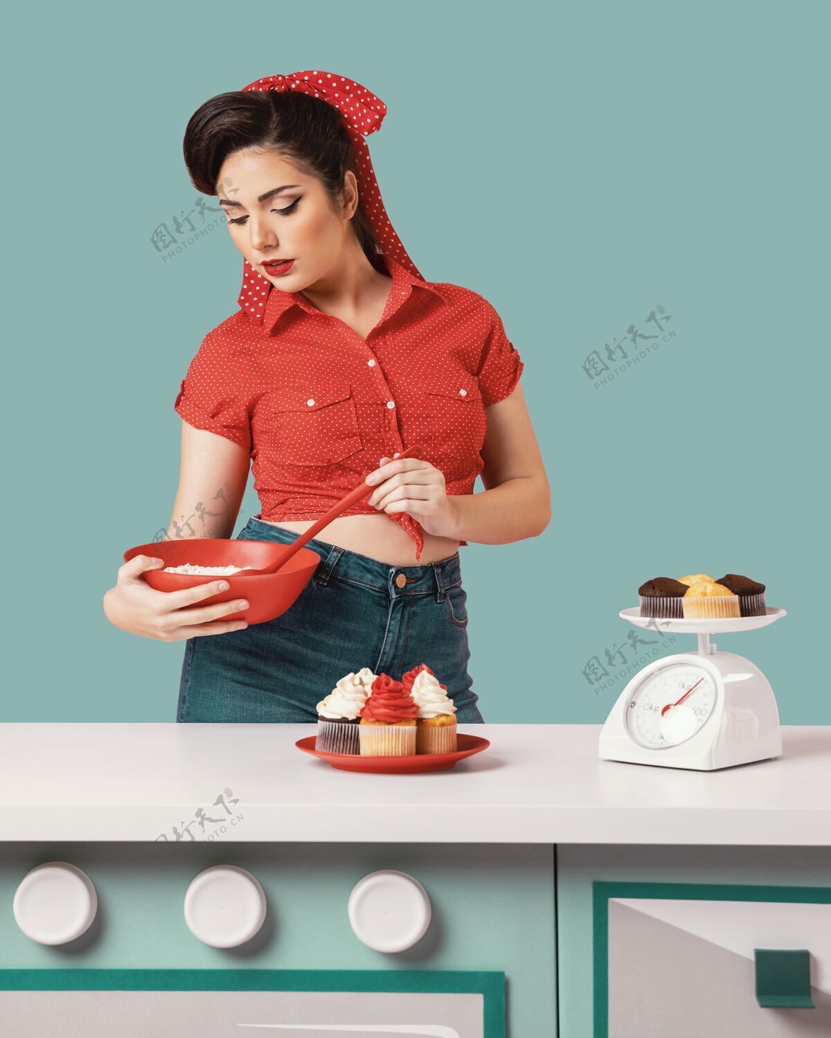 姿势复古小妞在厨房摆造型纸杯蛋糕年轻魅力