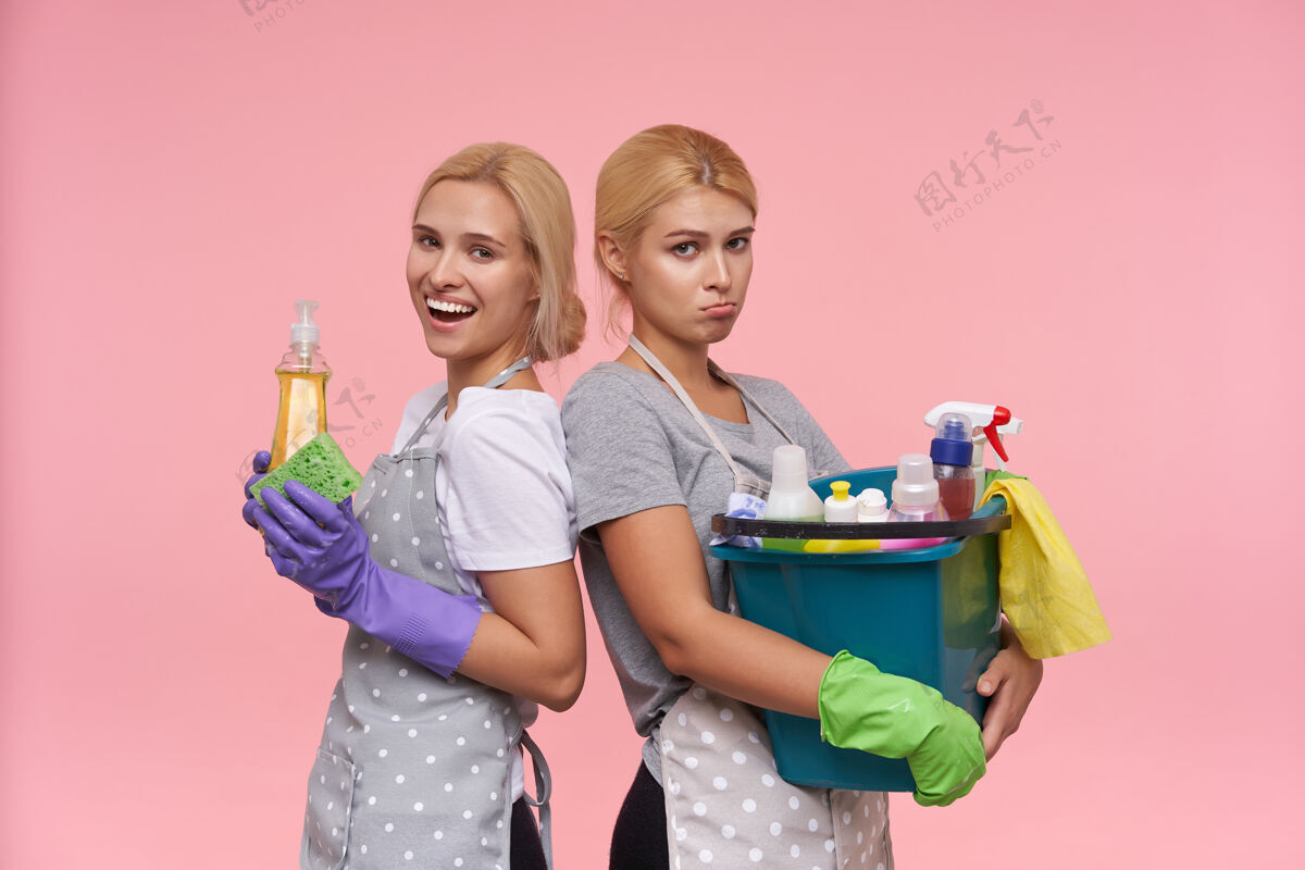 休闲年轻的金发可爱的主妇们戴着橡胶手套准备春季大扫除管家工作波尔卡