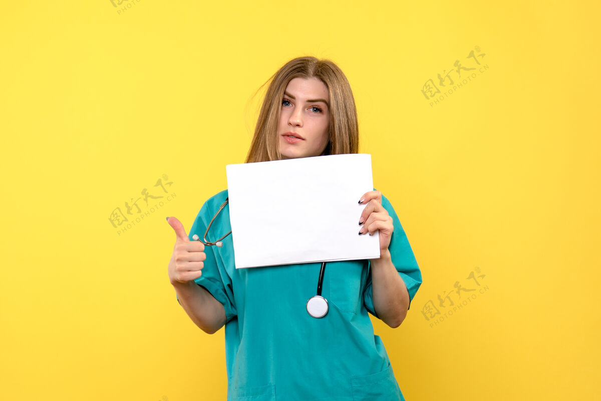 纸巾黄楼病院年轻女医生拿着文件的正面图厕纸人肖像