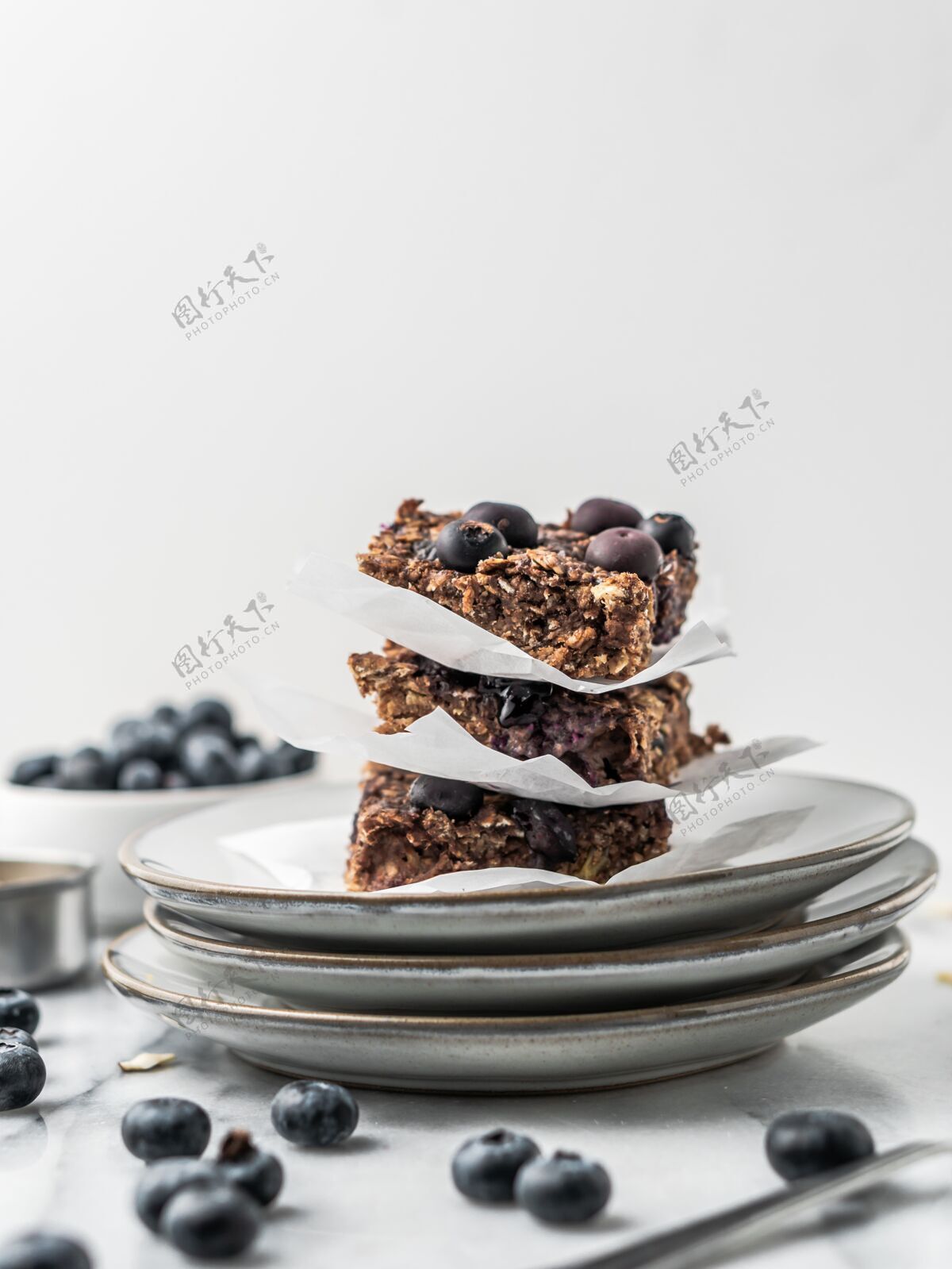 烹饪巧克力蛋糕和蓝莓放在盘子里蓝莓饼干派
