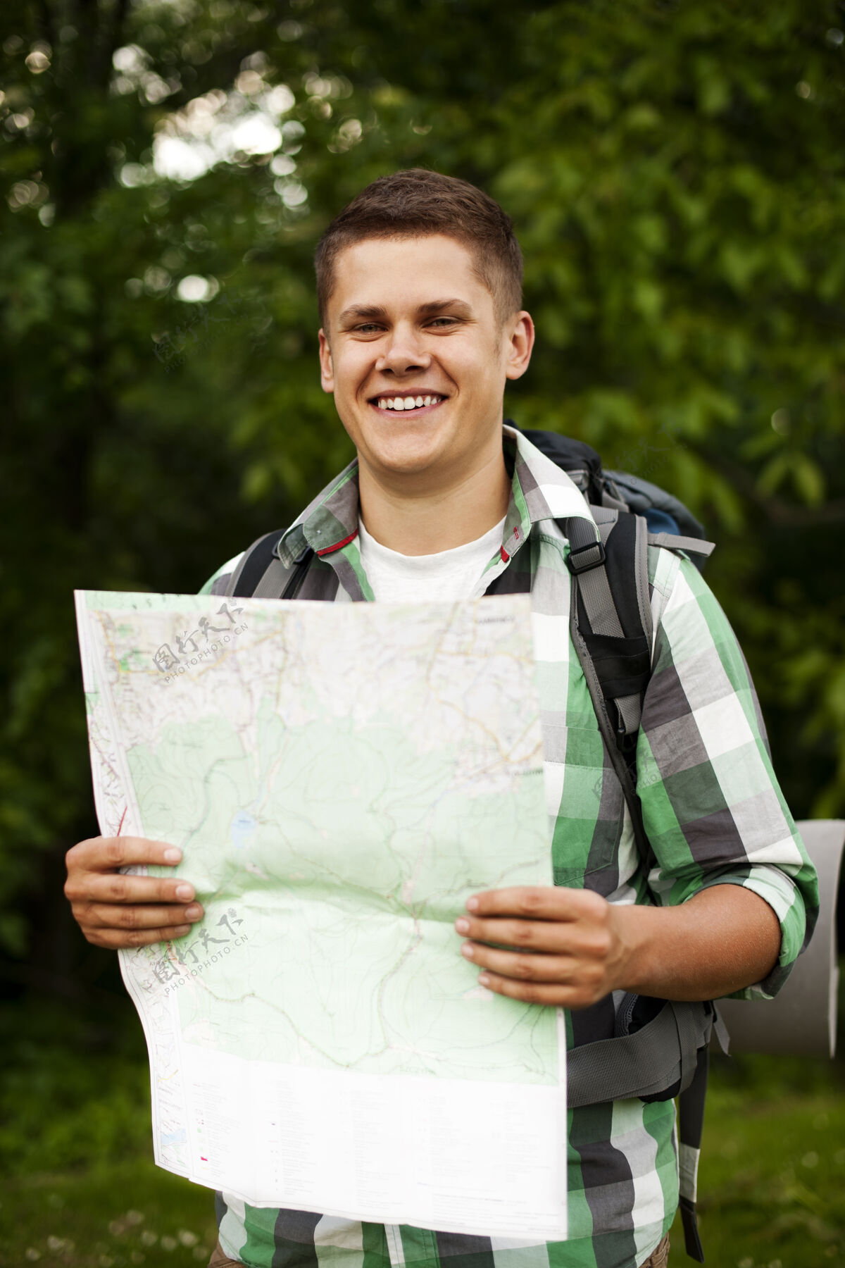 男性美森林里拿着地图的人人度假人