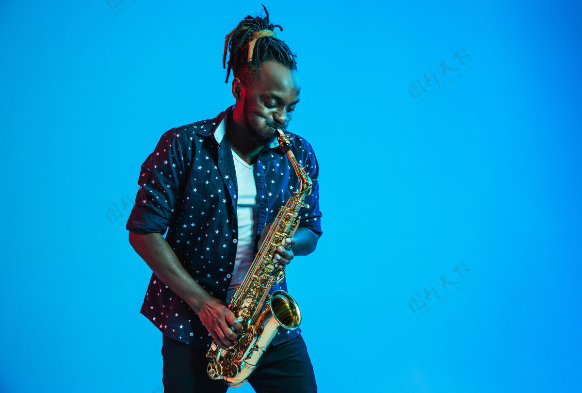 成人年轻的非洲裔美国爵士乐音乐家演奏萨克斯管音乐家艺术家时尚