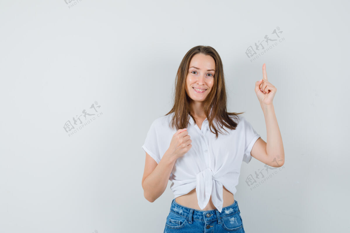 快乐一位身穿白色上衣的年轻女士站在前面性感年轻室内