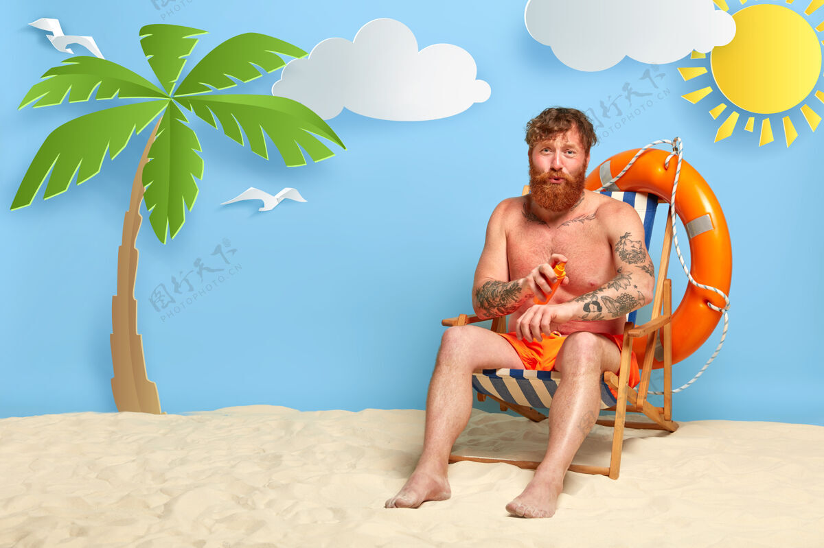 男人红发女郎在沙滩上涂防晒霜海鸥瓶子喷雾