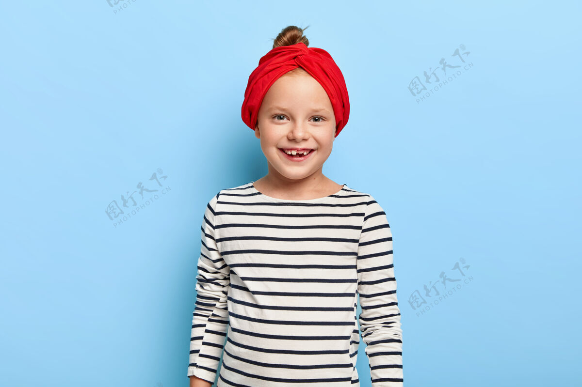 小美丽微笑的孩子的画像戴着红色的头带和条纹套头衫条纹可爱女性