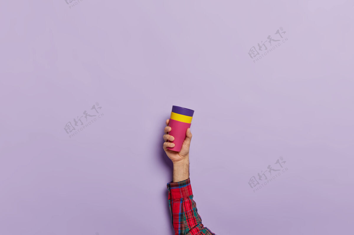 液体摄影棚拍摄的男性手持热饮料咖啡杯颜色携带杯子
