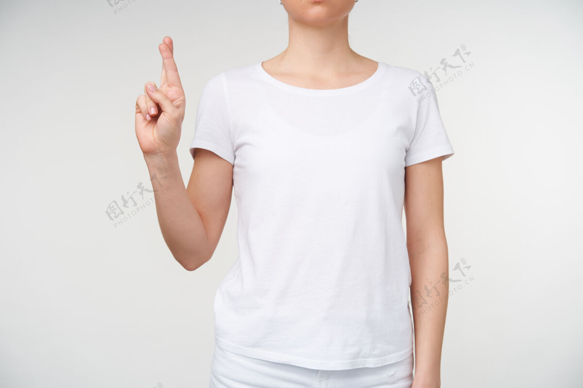 室内室内拍摄的年轻女子交叉手指 同时显示字母r使用死亡字母表 被隔离在白色背景人类的手和手势的概念字母表成人休闲