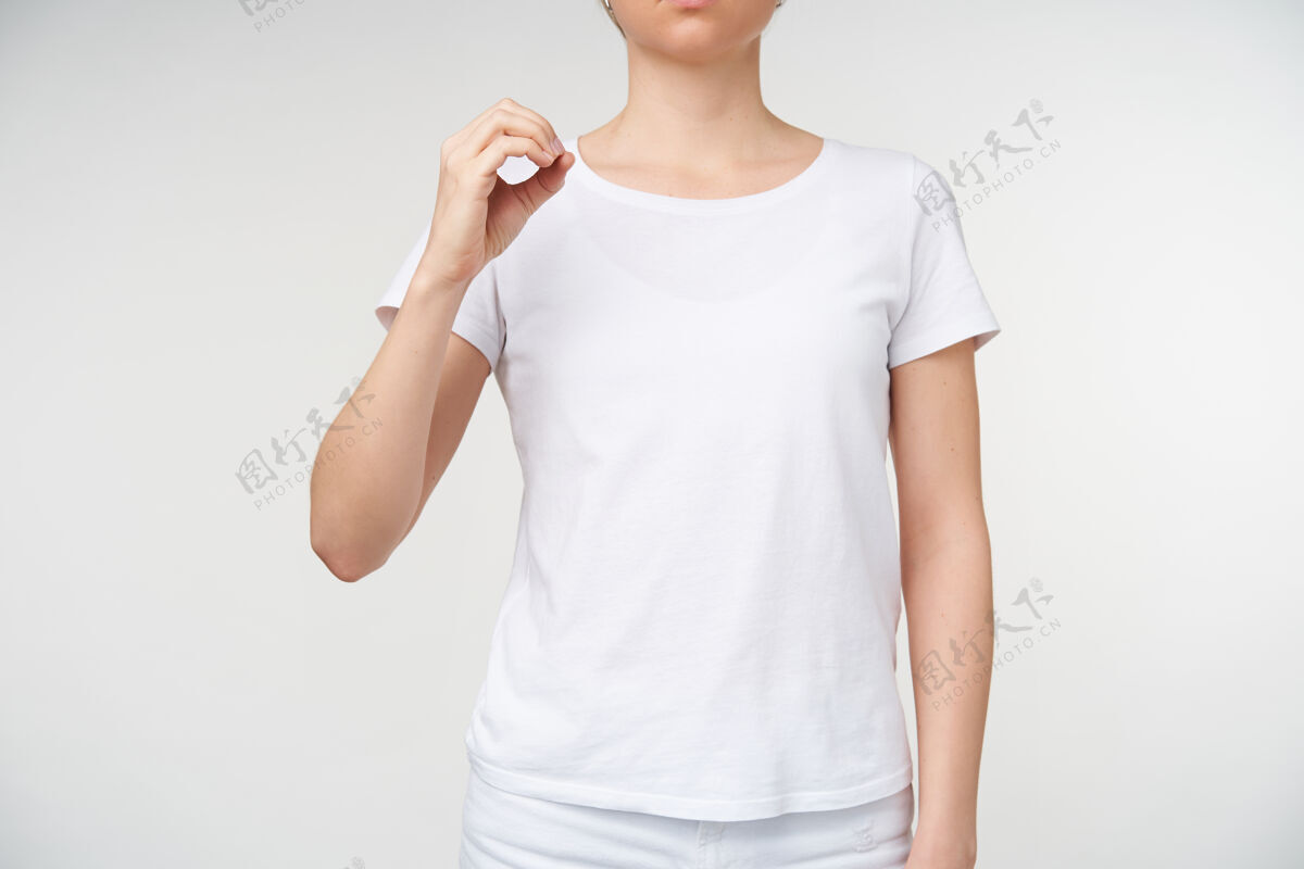 站立一张室内照片 年轻的白皙女子在学习死亡字母表时用手指围成一个圈 在白色背景上摆姿势时显示字母o特写皮肤白皙手