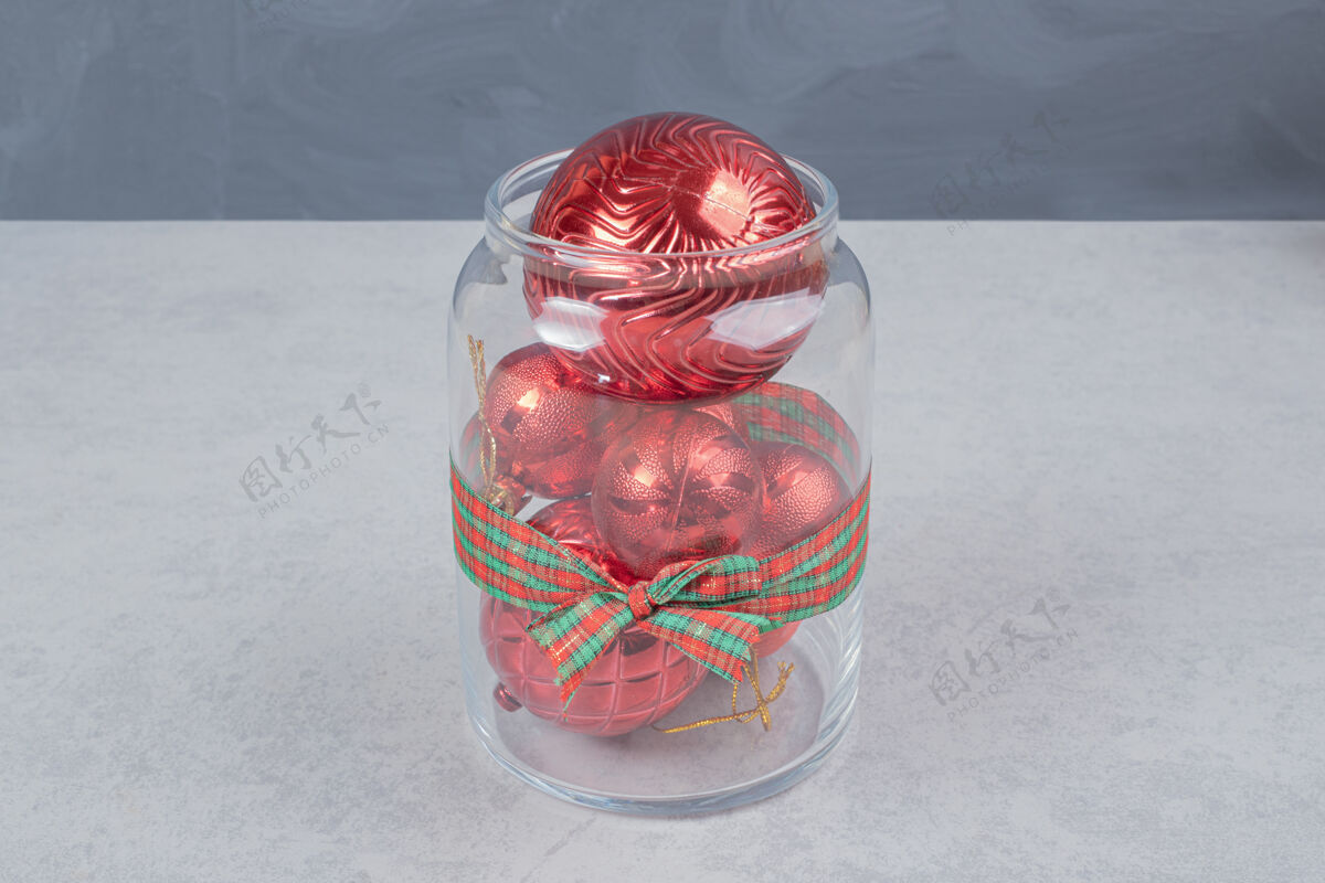 球一个黑色背景的红色圣诞球玻璃罐高质量的照片蝴蝶结绿色玻璃