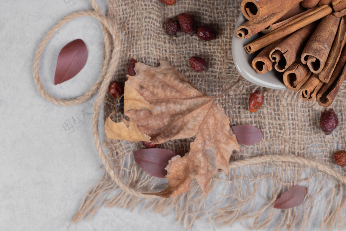 绳子肉桂棒 叶子和粗麻布绳高品质的照片圣诞节粗麻布树叶