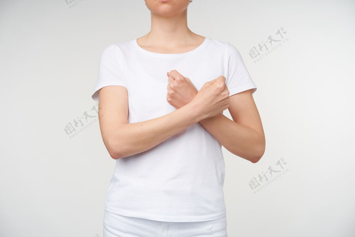皮肤白皙一张年轻女子紧握双手交叉的横幅照片 无言地表达思想 隔离在白色背景上女士室内手臂