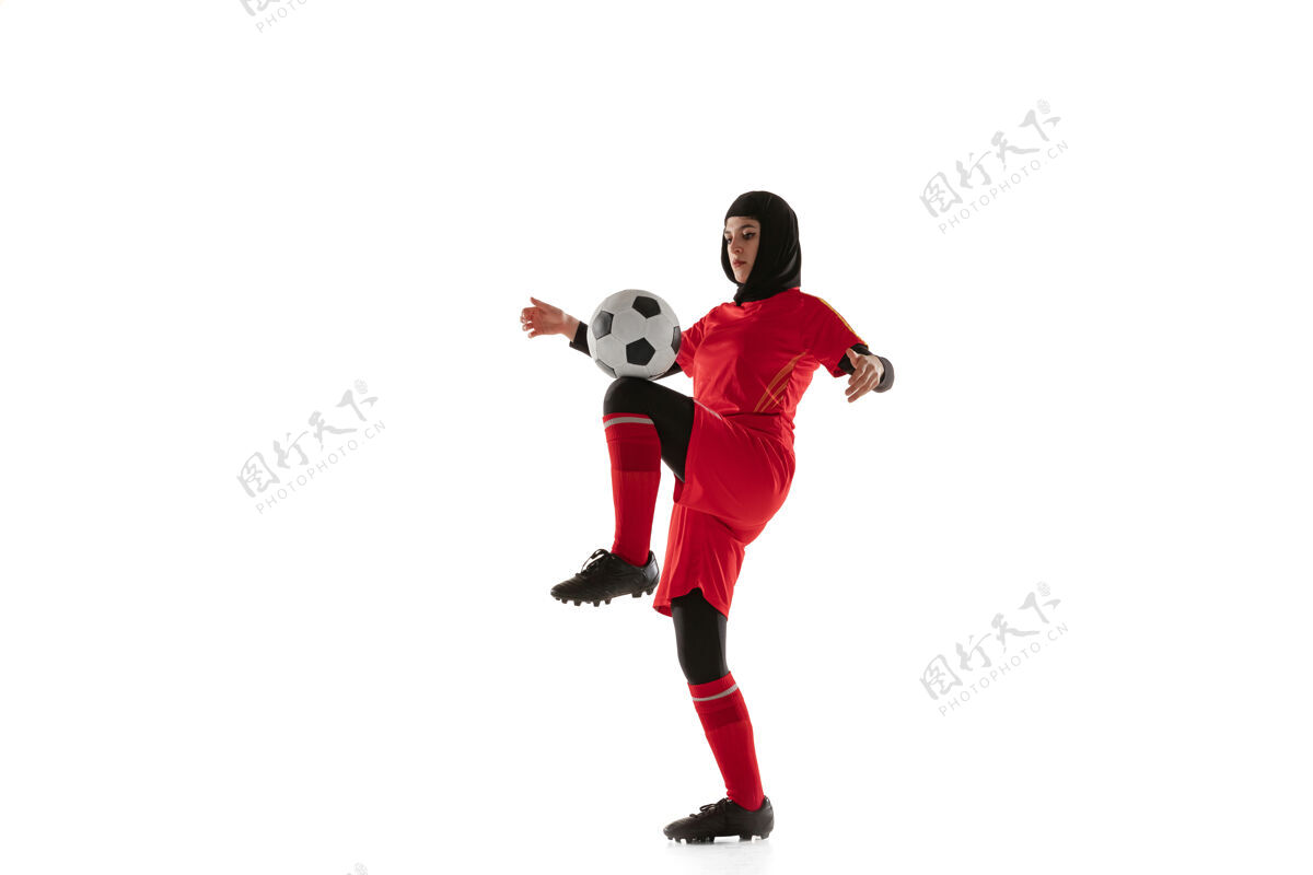 制服阿拉伯女子足球或足球运动员 背景为白色工作室年轻女子踢球 训练 运动和动作练习红色运动肖像
