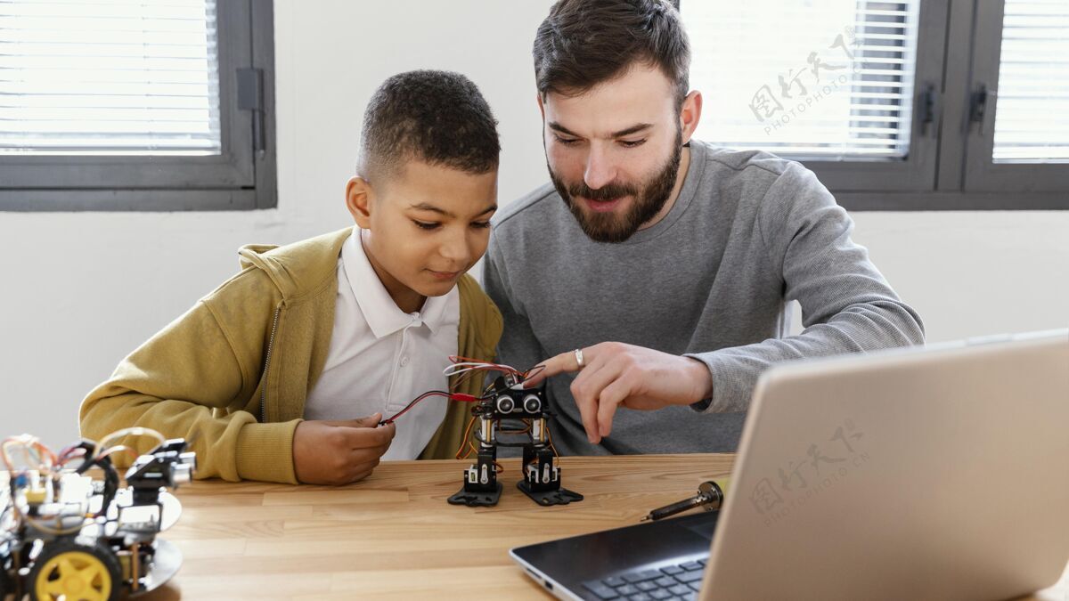 技术父子做机器人笔记本电脑建筑工具孩子