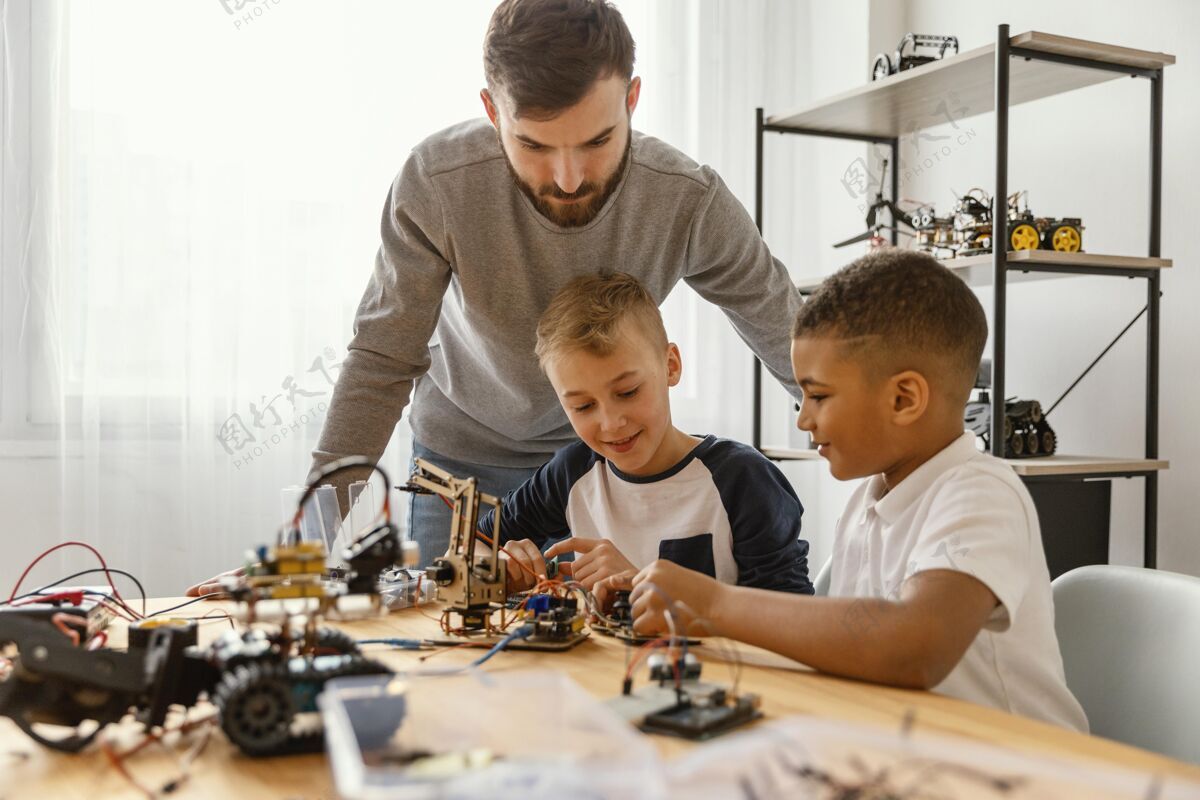 房子父子俩在做机器人孩子机器人自制