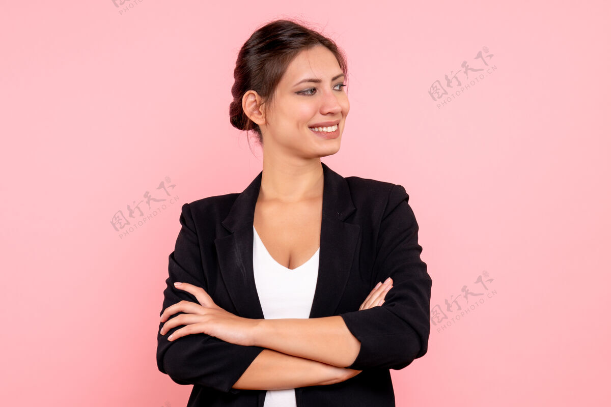 粉色正面图年轻女性穿着粉色背景的深色夹克西装商务主管