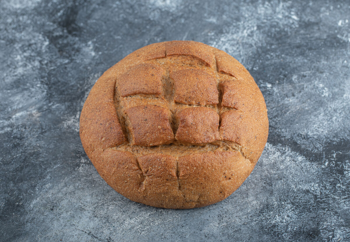 食物新鲜出炉的黑麦面包的照片高品质的照片谷物面包卷桌子