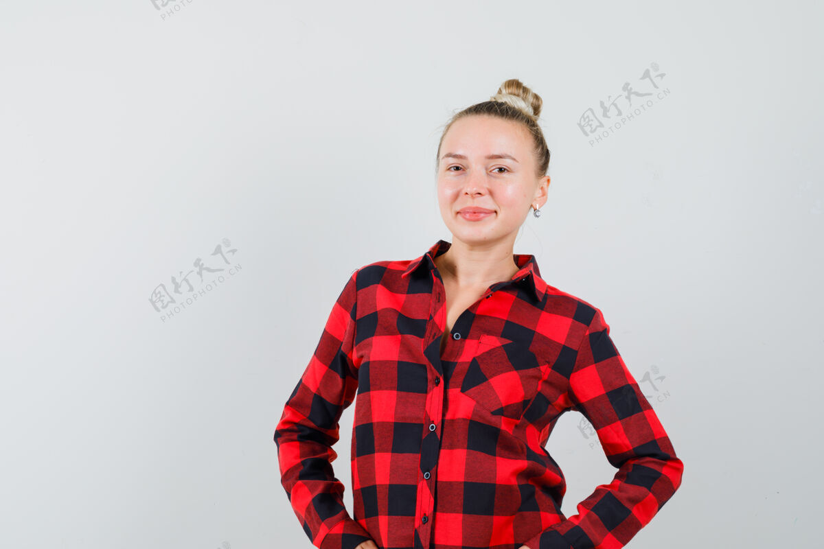 年轻年轻女性站在格子衬衫里摆姿势 看起来很自信 正面视图专业肖像女性