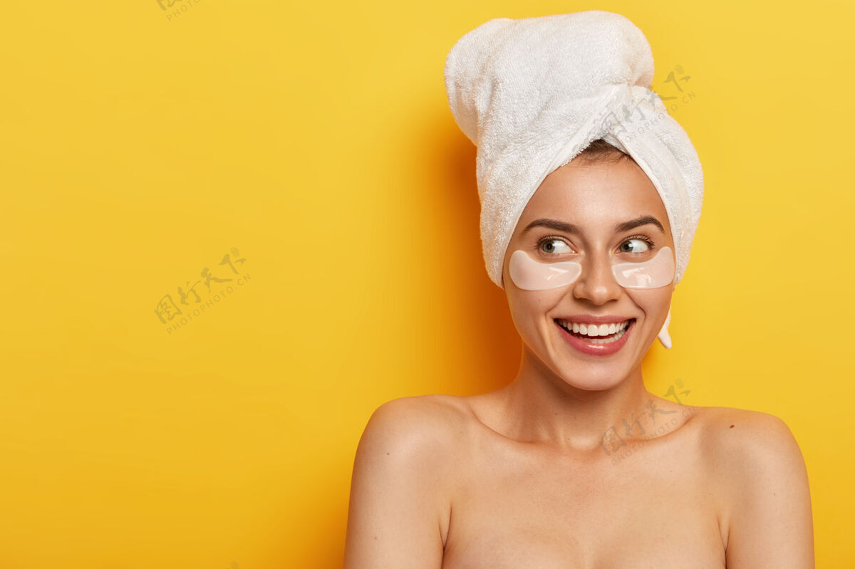 完美可爱的自然女性化妆照 面带微笑 为干性皮肤类型敷眼罩 戴毛巾女人赤裸上身女性