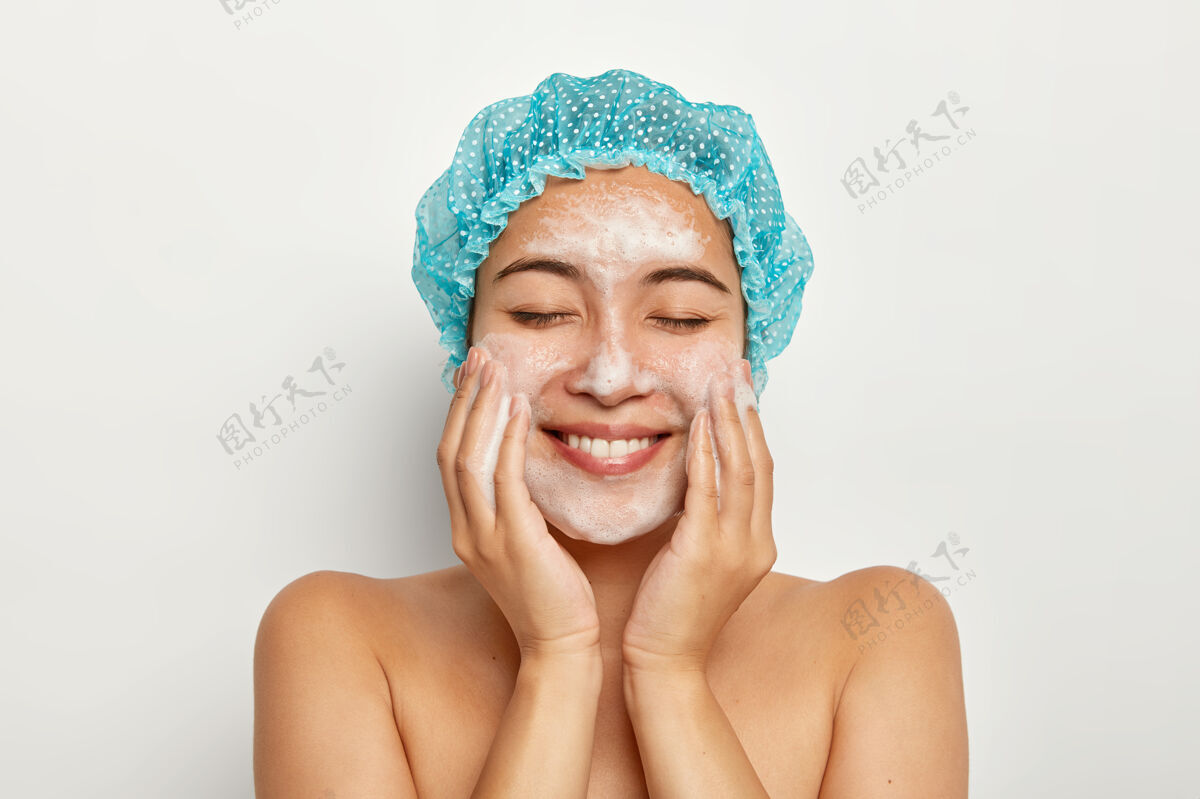 日本人欢喜少女模特写真应用泡沫洁面乳 触碰脸颊 拥有完美清新洁净的沐浴后肌肤 清洁毛孔面部健康微笑