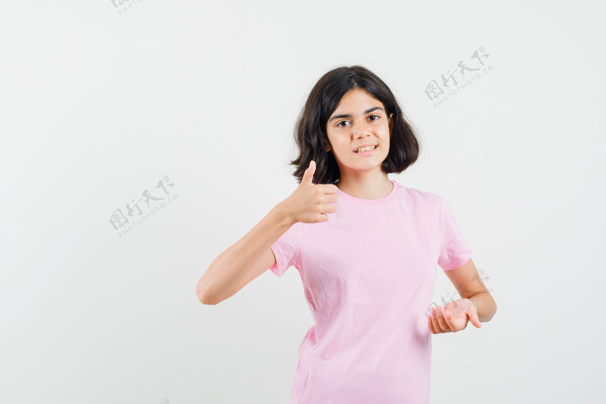 漂亮小女孩竖起大拇指 手心张开 穿着粉色t恤 看上去很高兴正视图女性青少年外观