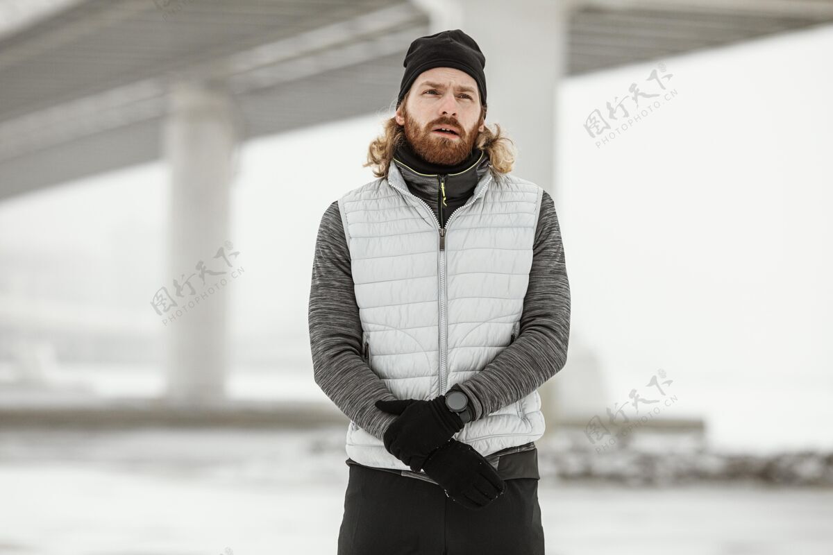 水平穿着暖和衣服的中枪男人运动员私人教练运动